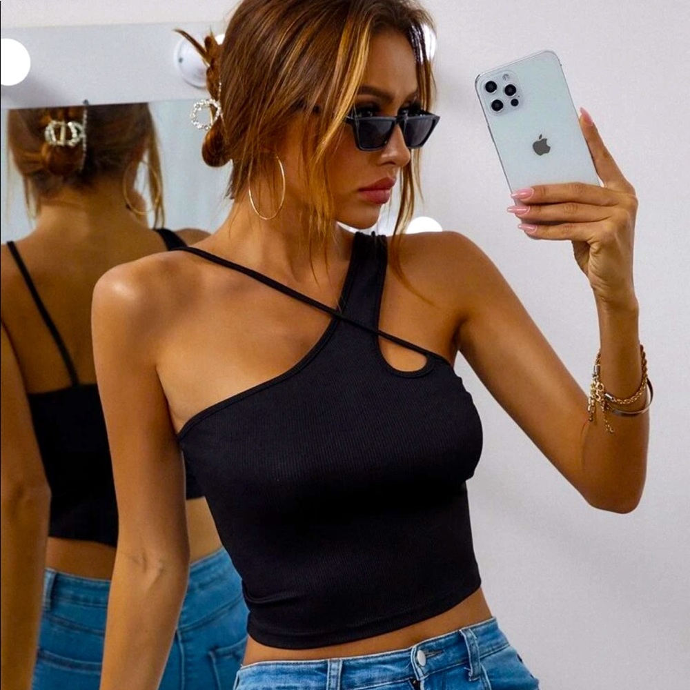 BLACK CUTOUT TOP ✨ HOT TREND ✨